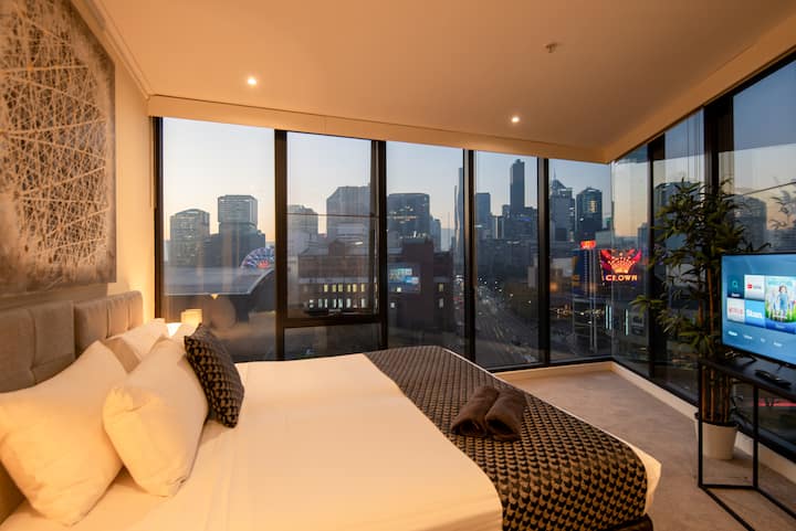 Appartement de 4 chambres au 7e étage
Chambre principale la nuit
 avec TV connectée 

Choix  de :-
Lit King Size ou 2 lits simples

Surplombant le casino