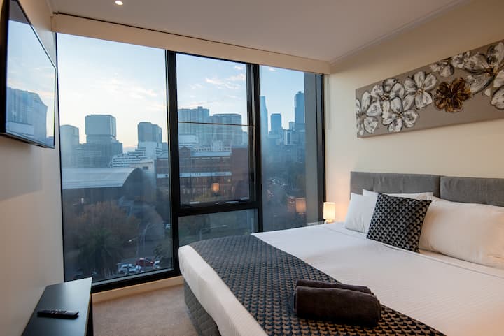 Appartement de 4 chambres au 7e étage
3ème chambre 
 avec télévision connectée 42pouces 

Choix  de :-
Lit King Size ou 2 lits simples