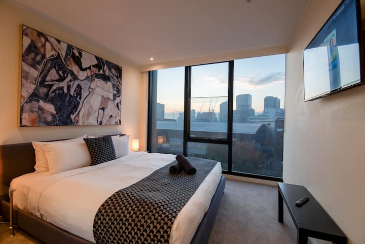 Appartement de 4 chambres au 7e étage
2E chambre 
 avec télévision connectée 42pouces 

Choix  de :-
Lit king size uniquement