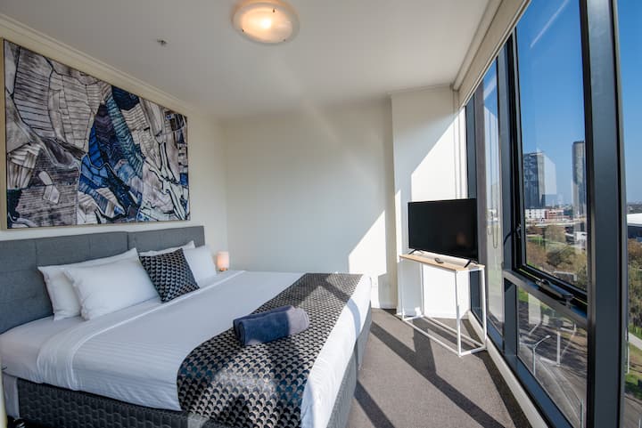 Chambre principale d'un appartement de 3 chambres au 10e étage
Chambre 7
Lit King Size ou 2 lits simples
avec télévision connectée 42pouces.