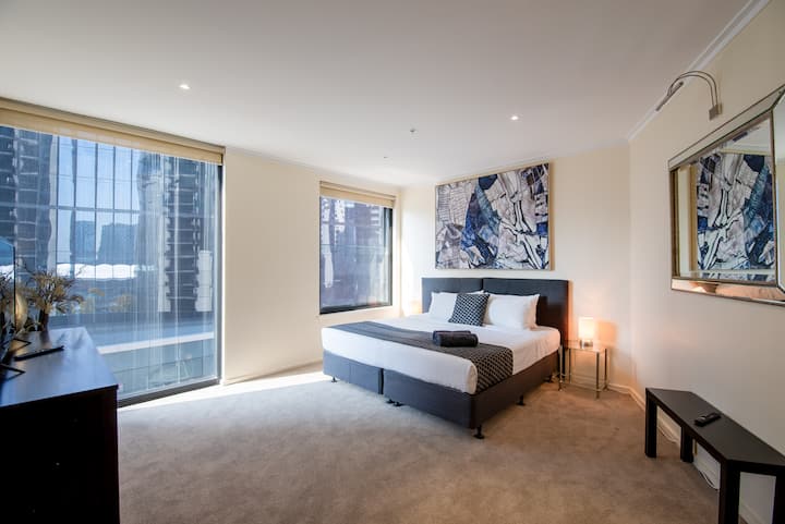 Appartement de 4 chambres au 7e étage
4e chambre avec un
 avec télévision connectée 42pouces 

Choix  de :-
Lit King Size ou 2 lits simples

Surplombant le casino