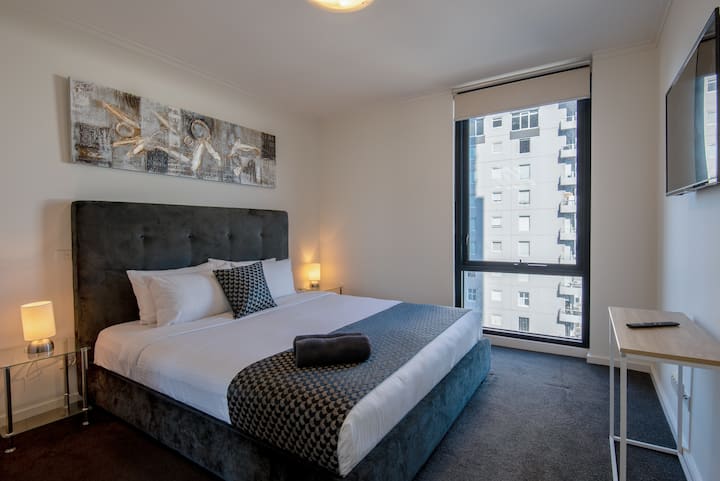 Chambre principale d'un appartement de 3 chambres au 10e étage
Chambre 5
Lit king size 
avec télévision connectée 42pouces.

Livré avec salle de bains privative