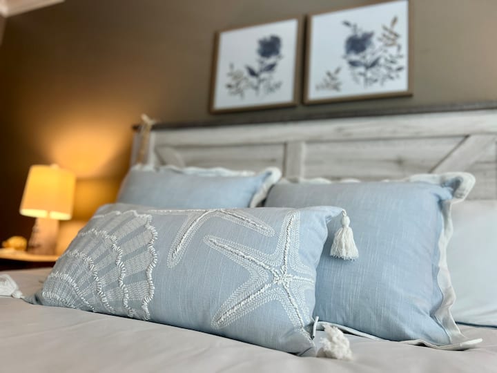 Oddýchnite si v tejto útulnej spálni s plážovou tematikou, ktorá má pohodlnú manželskú posteľ a priestrannú šatňu.  Vychutnajte si pokojný západ slnka z okna, ktorý pridáva k pokojnej námornej atmosfére, vďaka ktorej je táto izba dokonalým útočiskom.