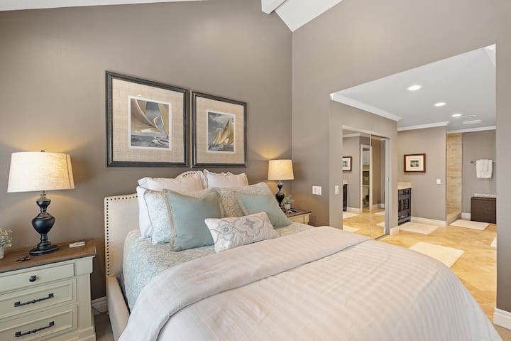 Odpočívajte v pokojnej hlavnej spálni s útulnou manželskou posteľou, umývadlami pre neho a pre ňu a priestranným šatníkom s množstvom vešiakov. V komode je dostatok miesta na vybalenie a uloženie oblečenia.
