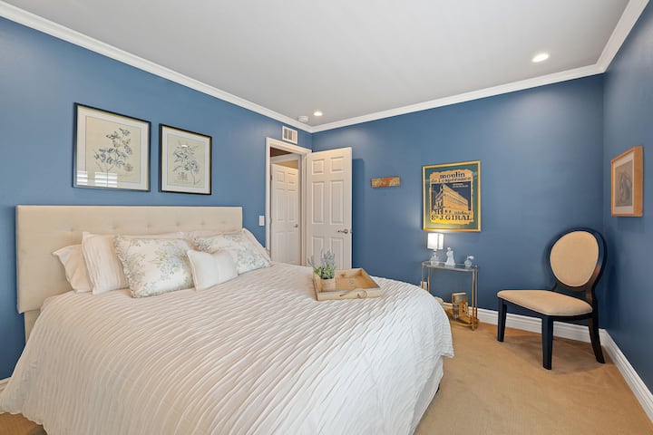  Táto spálňa vo francúzskom štýle má útulnú manželskú posteľ, zrkadlové dvere šatníka od steny po stenu a elegantné okenice, ktoré rámcujú krásny výhľad na západ slnka. Nachádza sa hneď naproti chodbe od kúpeľne s toaletou!