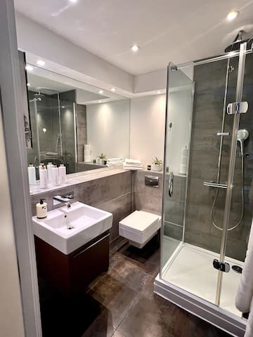 Great 2 Bedr/3Beds in heart of Covent Garden! gallery image 2