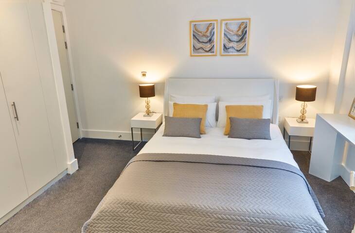 Great 2 Bedr/3Beds in heart of Covent Garden! gallery image 5