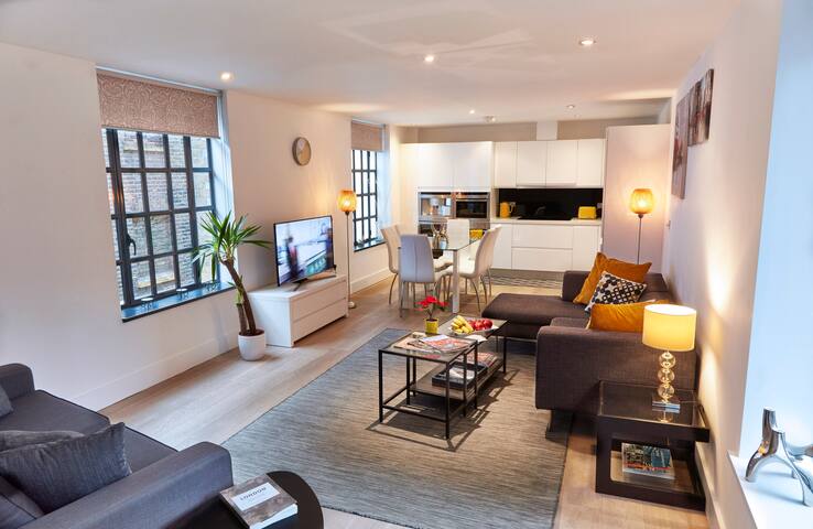 Great 2 Bedr/3Beds in heart of Covent Garden! gallery image 3