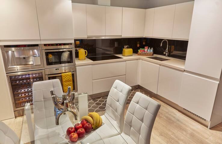 Great 2 Bedr/3Beds in heart of Covent Garden! gallery image 4