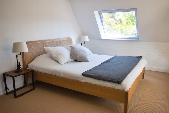 La Grange: la suite de arriba tiene una cama Queen Size (160x200 cm), zona de estar, baño privado con inodoro y terraza.