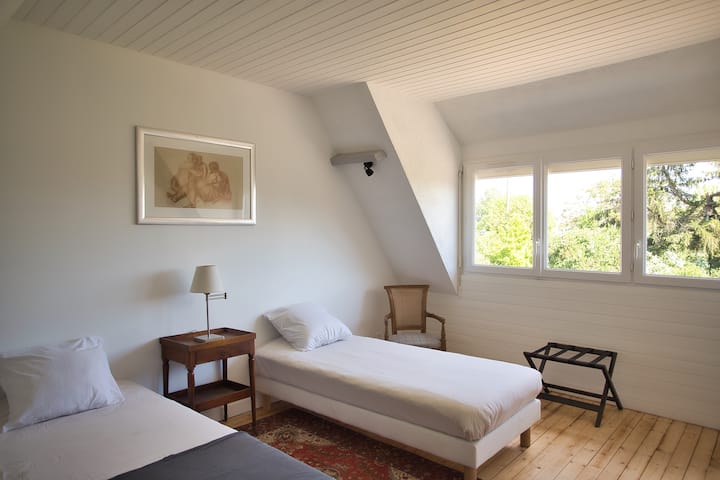 La Grange: el segundo dormitorio de arriba con dos camas (90x200 cm) y su vista al jardín.