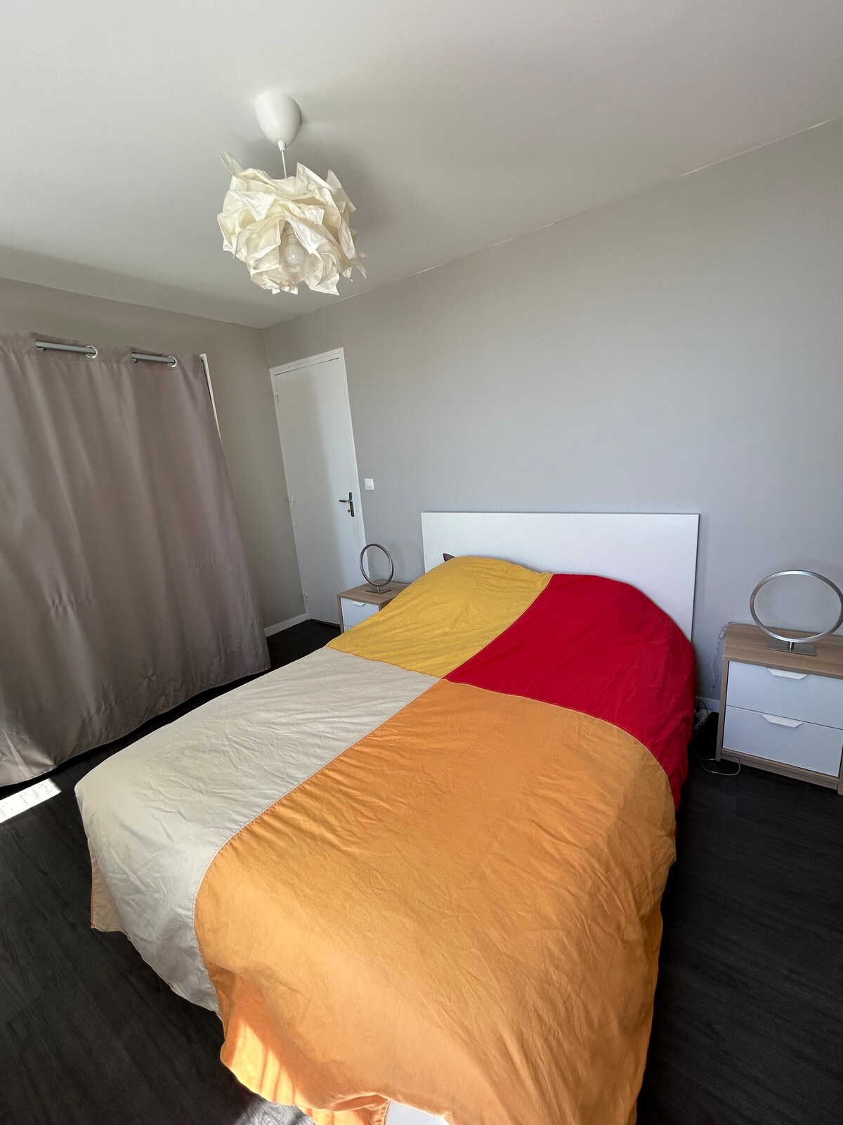 חדר שינה עם מיטה זוגית 140x200 ס"מ, שני שידות לילה עם מנורות מודרניות ליד המיטה. חדר הלבשה עומד לרשותכם כדי להרגיש בבית. 