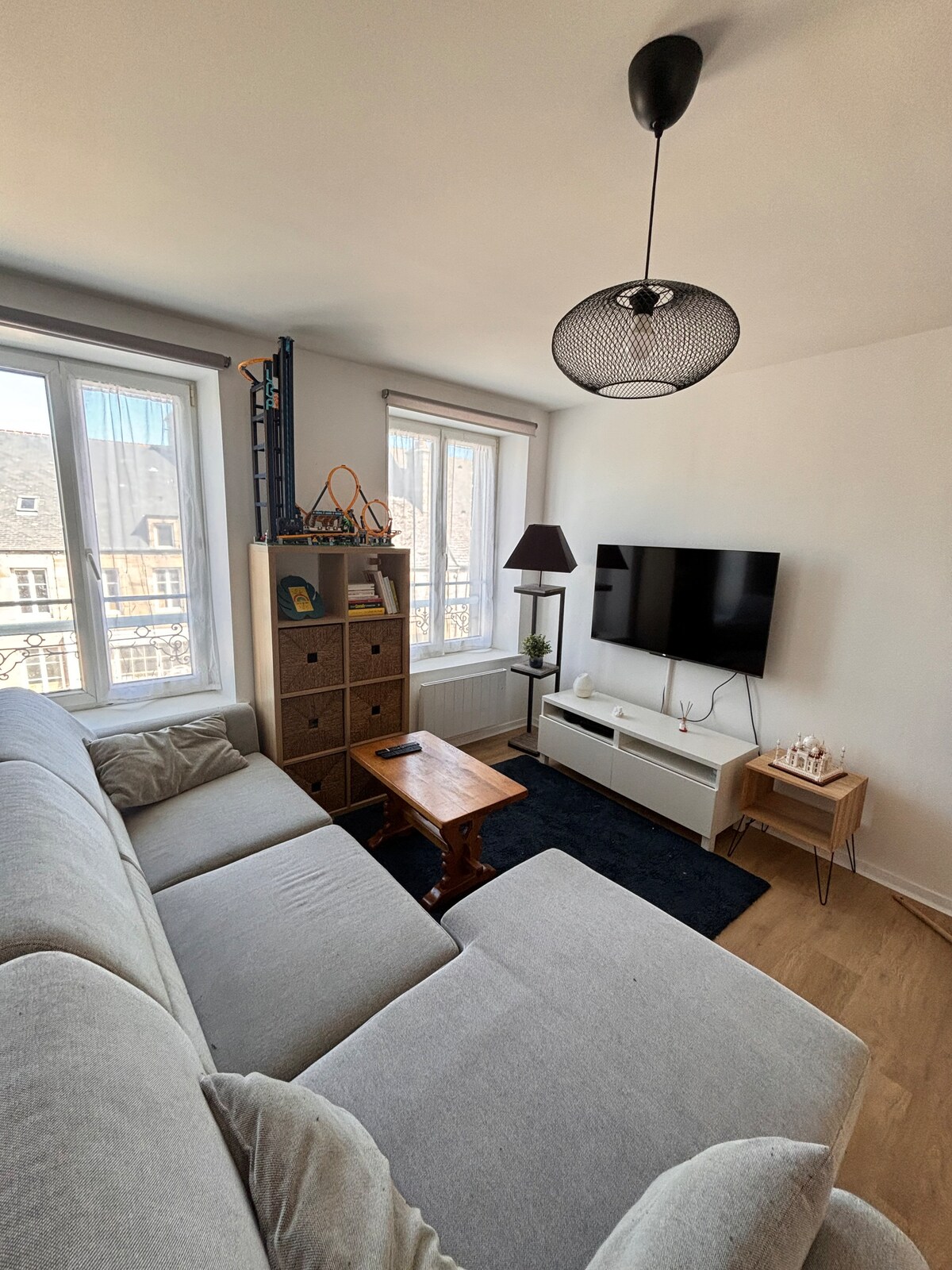 להירגע על הספה הפינתית הגדולה והנוחה ולצפות בסרט או בסדרה האהובים עליכם. כדאי לנצל את רשת ה - Wi - Fi שלנו כדי לשתף את תמונות החג הטובות ביותר שלכם ברשתות החברתיות של Azur and Waves ב - Barfleur.