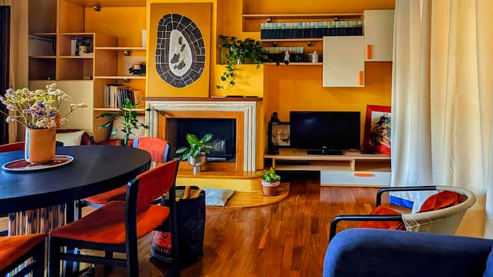 COMODIDAD y TRANQUILIDAD para el área de estar que incluye :
- SOFÁ DOBLE
- Sillones
- TELEVISIÓN INTELIGENTE FULL HD.
- WI-FI.
- AIRE ACONDICIONADO DAIKIN