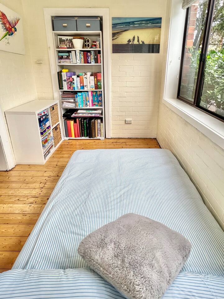 寝室4は1階にあります。 ソファは、フォームマットレスのトッパーを備えたキングサイズのシングルベッドになり、より快適にお過ごしいただけます。