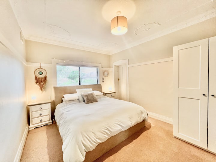 とても快適なキングサイズベッドでぐっすり眠りましょう。 ヴェネツィアのブラインドが近くにあり、就寝時には部屋が素敵で暗くなります。