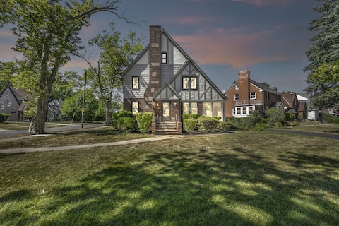 Spacious Historic Tudor | Sleeps 24 | 9BR in CLE