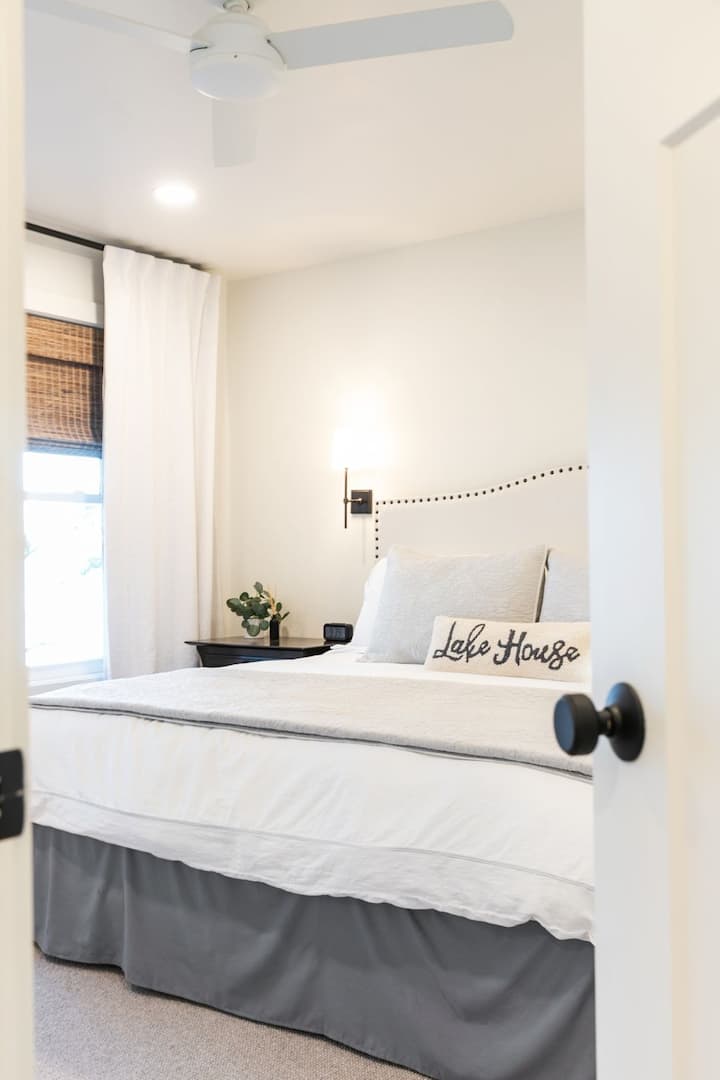 Master suite met kingsize bed is op de eerste verdieping met badkamer.