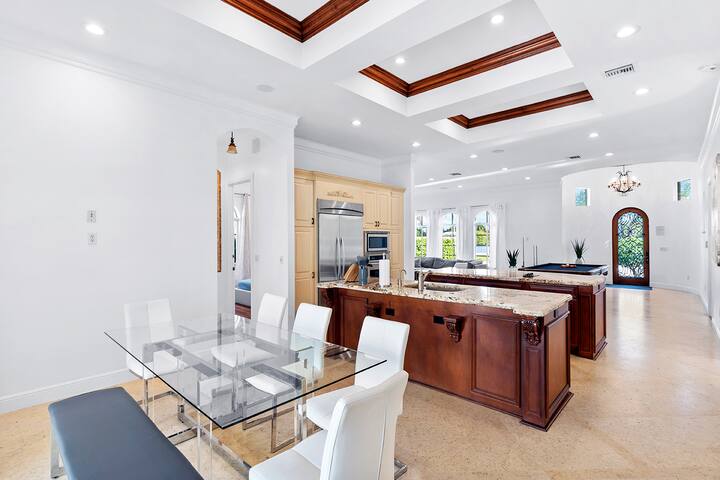 Luxurious 5BR/3BA Lakefront Villa near Beach gallery image 4