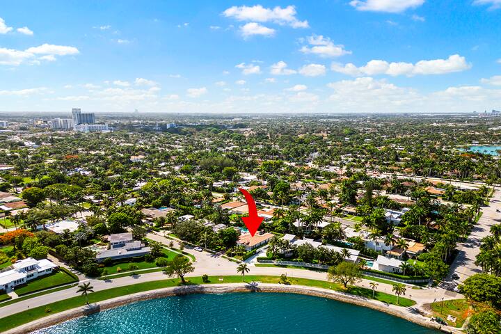 Luxurious 5BR/3BA Lakefront Villa near Beach gallery image 5