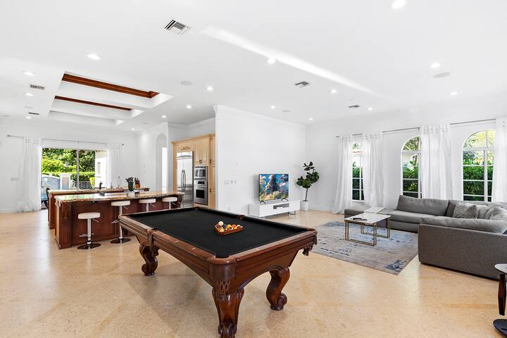 Luxurious 5BR/3BA Lakefront Villa near Beach gallery image 3