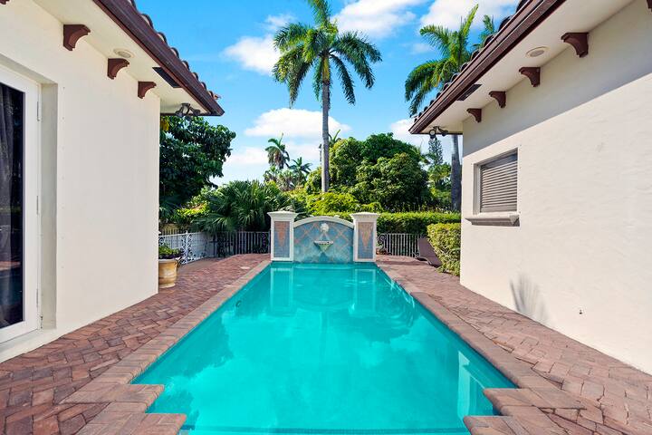 Luxurious 5BR/3BA Lakefront Villa near Beach gallery image 2