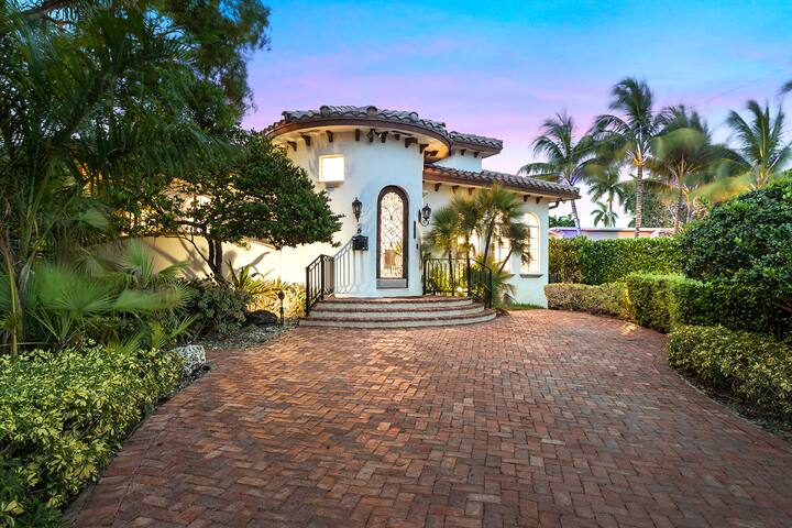 Luxurious 5BR/3BA Lakefront Villa near Beach