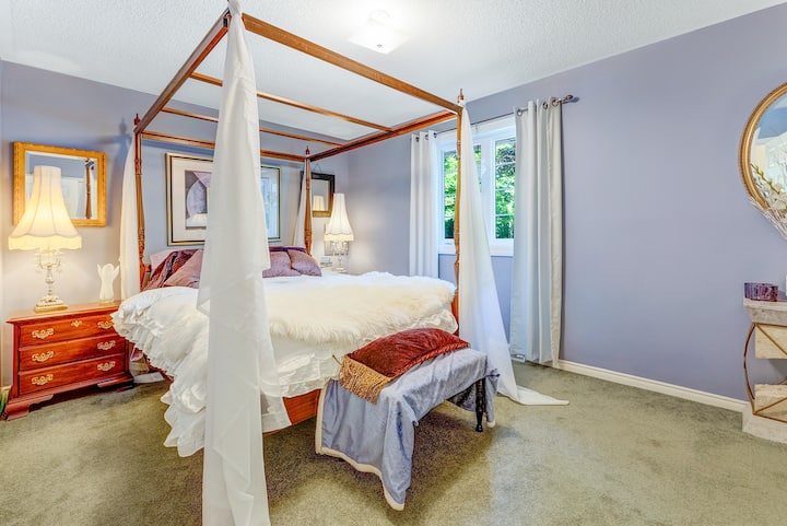 The Duke's Suite - located on main floor. Large queen bed, ample closet space and garden views. 