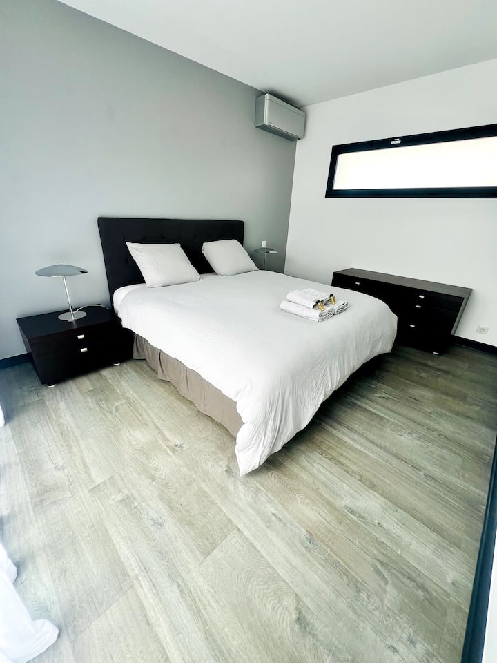 Apartmán na prízemí so šatňou a kúpeľňou, otvorený do záhrady