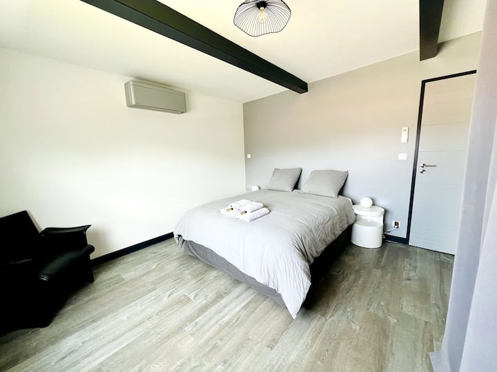 Spálňa 4 s kúpeľňou komunikujúca so spálňou 3