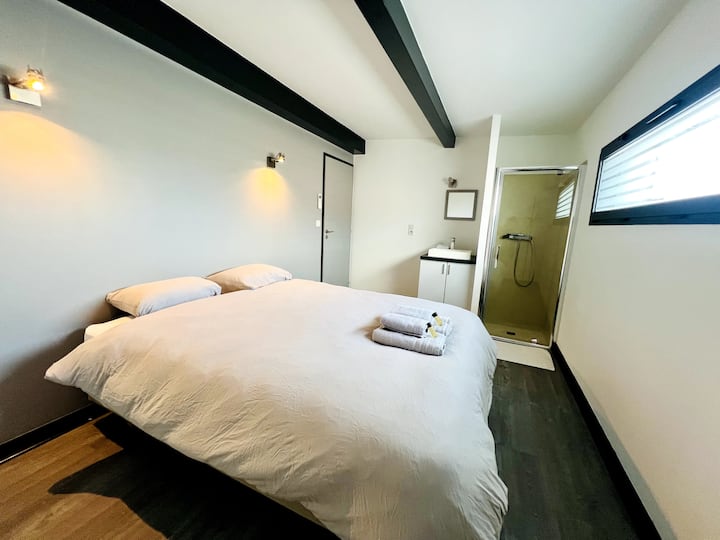 Spálňa 2 na poschodí s vodným bodom: sprcha a umývadlo