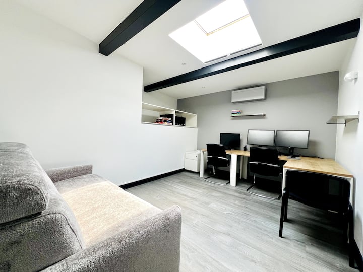 Stôl vybavený rozkladacou pohovkou, ktorá ponúka prístelku s rozmermi 140 x 200 cm