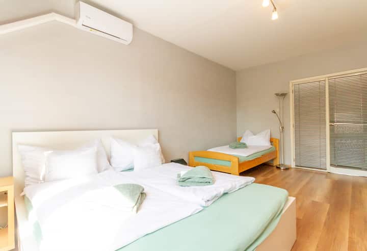 Un refugio tranquilo al final del día, con ropa de cama acogedora, tonos neutros y un ambiente despejado.

