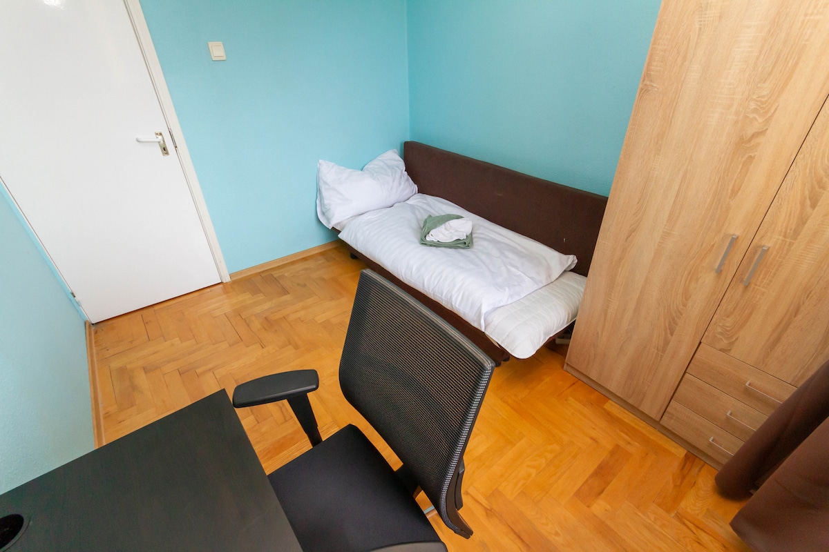 También se puede colocar una cama más pequeña.