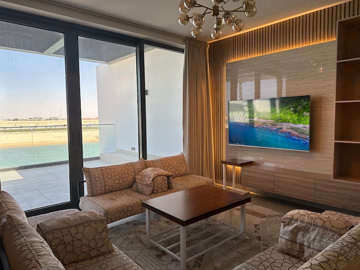 drugi dnevni boravak u kojem druga grupa može uživati gledajući televiziju ili se opustiti na velikoj terasi pored nje