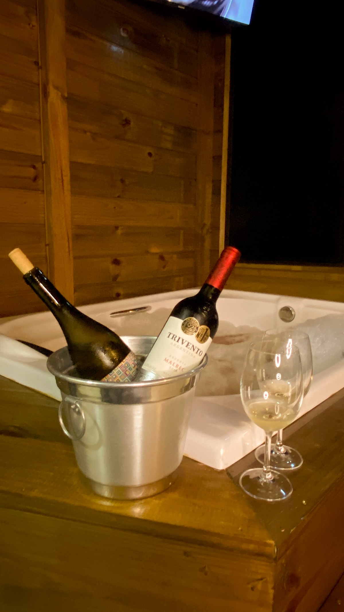 غرفة مريحة وممتعة مع مائي وأريكة وتلفزيون وديكور مريح للغاية. 