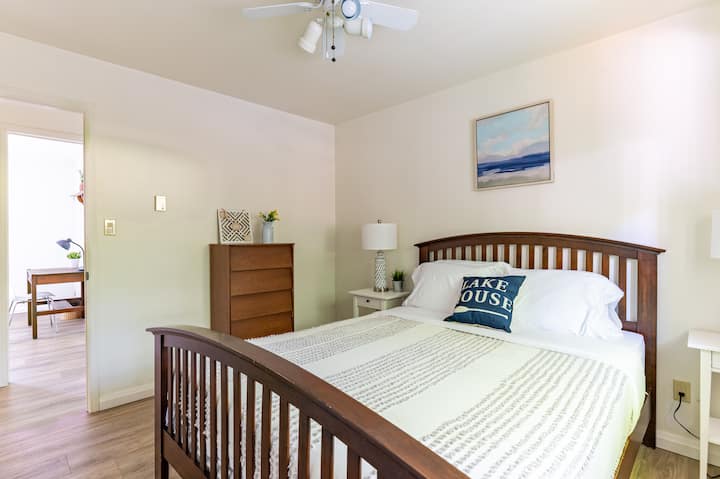 Táto spálňa je útočiskom pohodlia a poskytuje všetko, čo potrebujete na pokojnú noc.