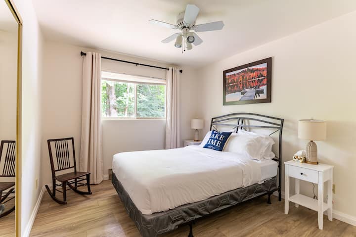 Útulná a príjemná posteľ, ideálna na oddych a pokojný spánok.