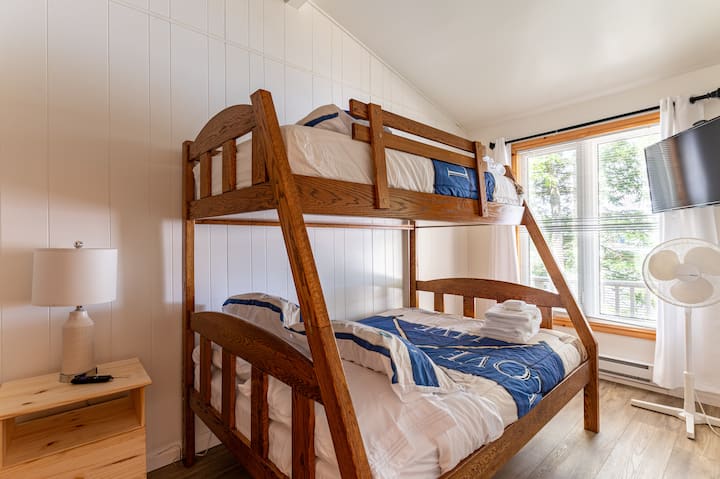 Toto usporiadanie poschodovej postele je ideálne pre deti alebo skupiny a ponúka zábavné a pohodlné miesto na oddych po dni plnom dobrodružstva.