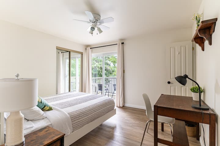 Kto by nechcel relaxovať v tejto útulnej posteli a zároveň si vychutnať úchvatný výhľad? Rezervujte si pobyt teraz pre maximálne pohodlie a pokoj!