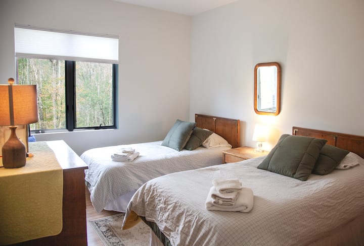 أسرّة مزدوجة في هذه الغرفة ذات الطابق الأرضي المجاورة للحمام. في الخزانة، يوجد سرير لوتس جوافة محمول.