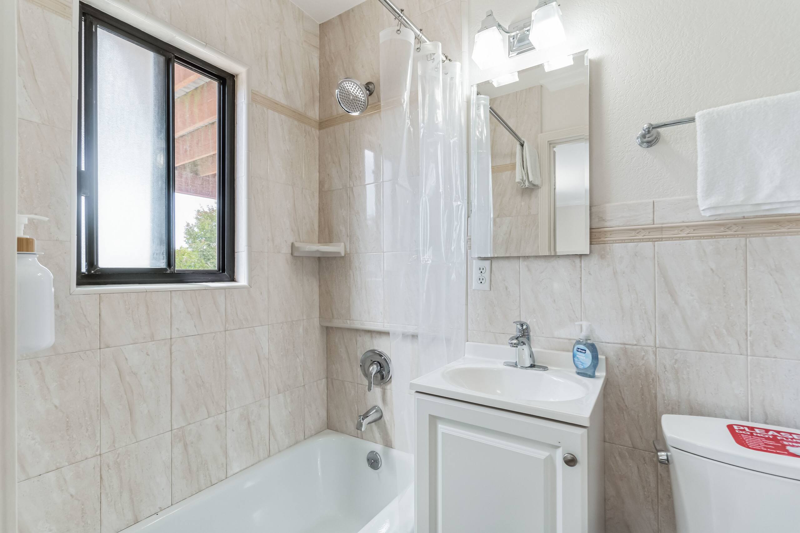 Home in South San Francisco · ★5.0 · 4 bedrooms · 7 beds · 3 private baths - Image 44