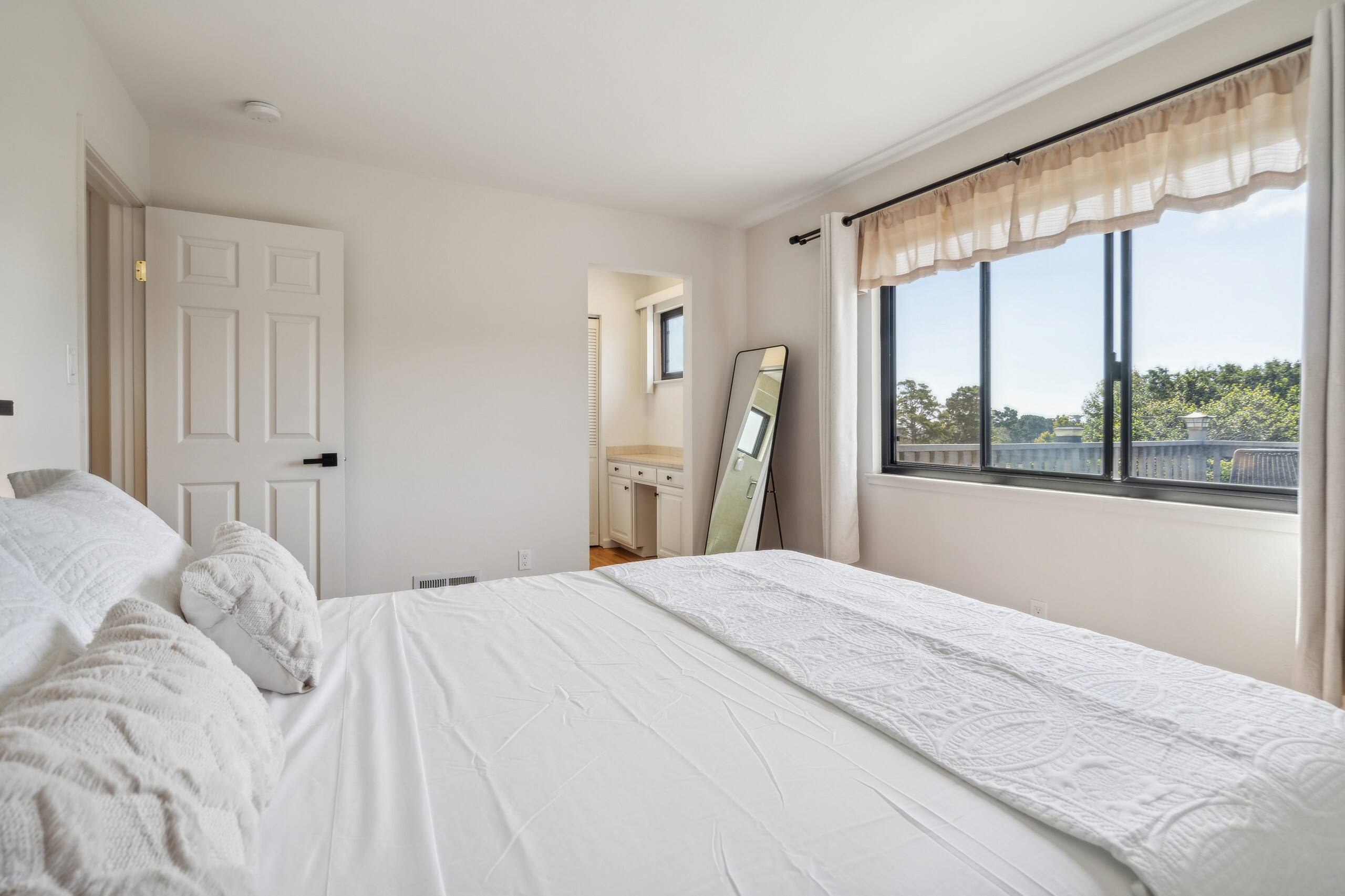 Home in South San Francisco · ★5.0 · 4 bedrooms · 7 beds · 3 private baths - Image 36