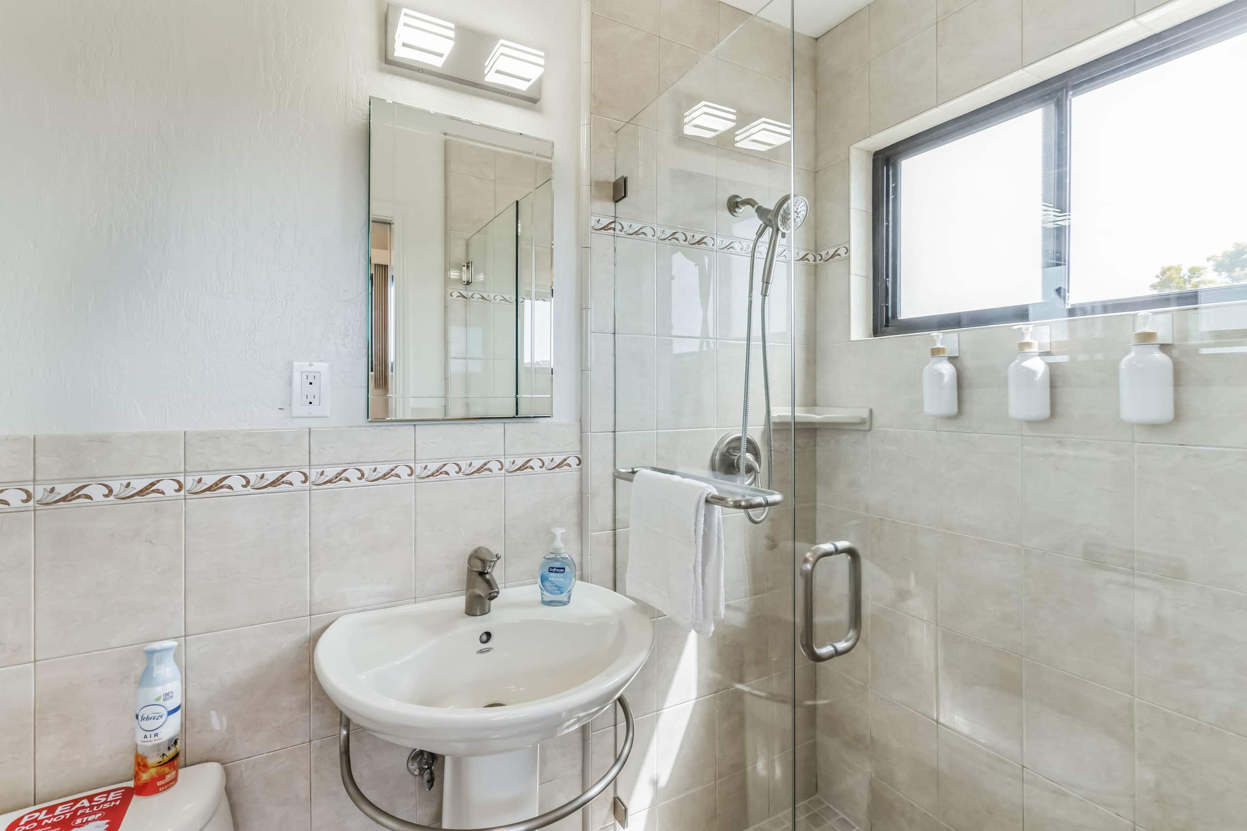 Home in South San Francisco · ★5.0 · 4 bedrooms · 7 beds · 3 private baths - Image 38