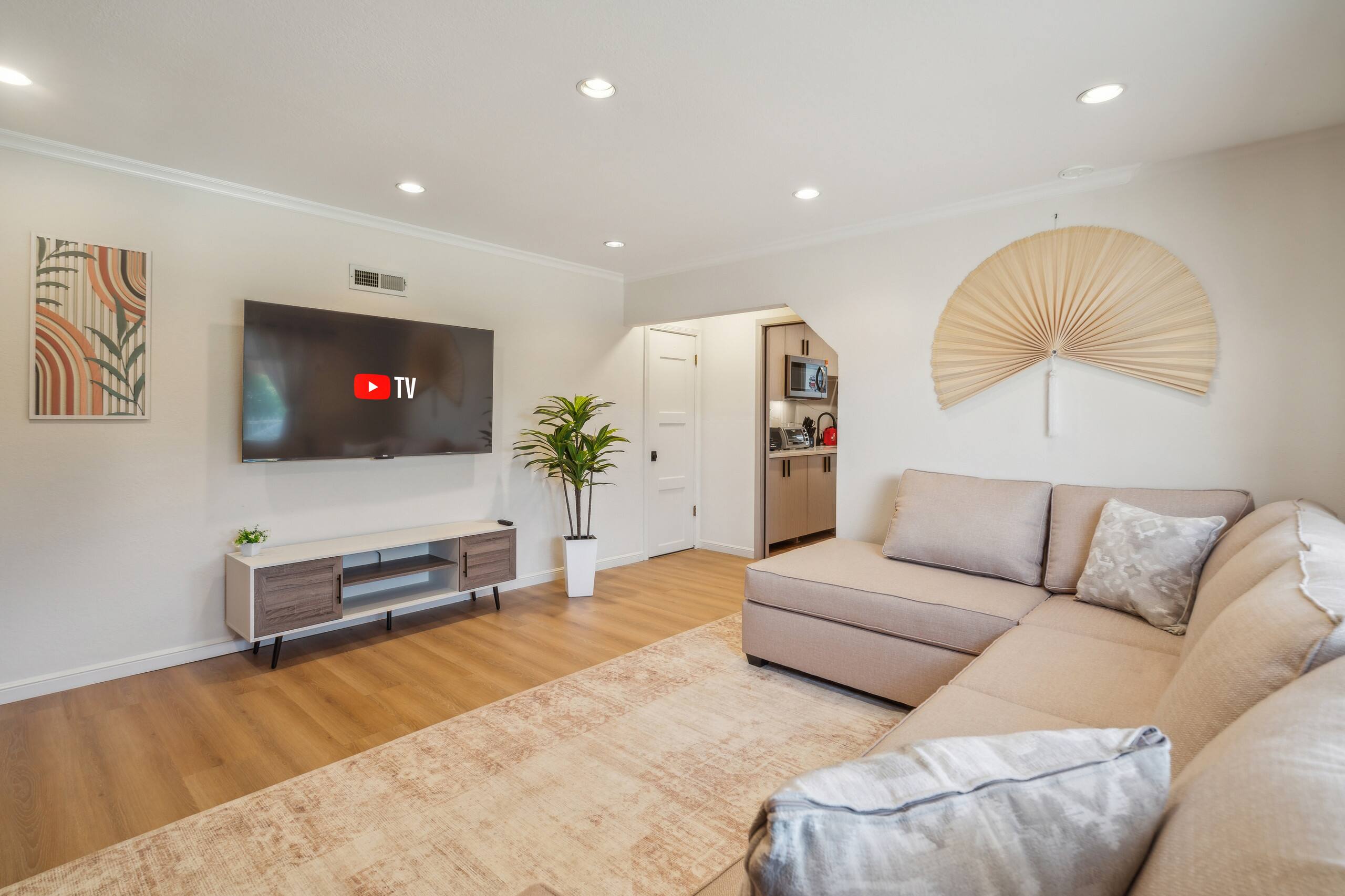 Home in South San Francisco · ★5.0 · 4 bedrooms · 7 beds · 3 private baths - Image 2