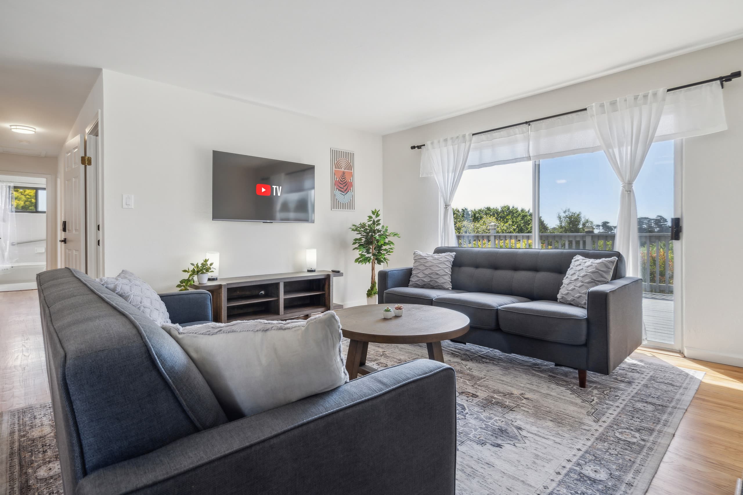 Home in South San Francisco · ★5.0 · 4 bedrooms · 7 beds · 3 private baths - Image 11