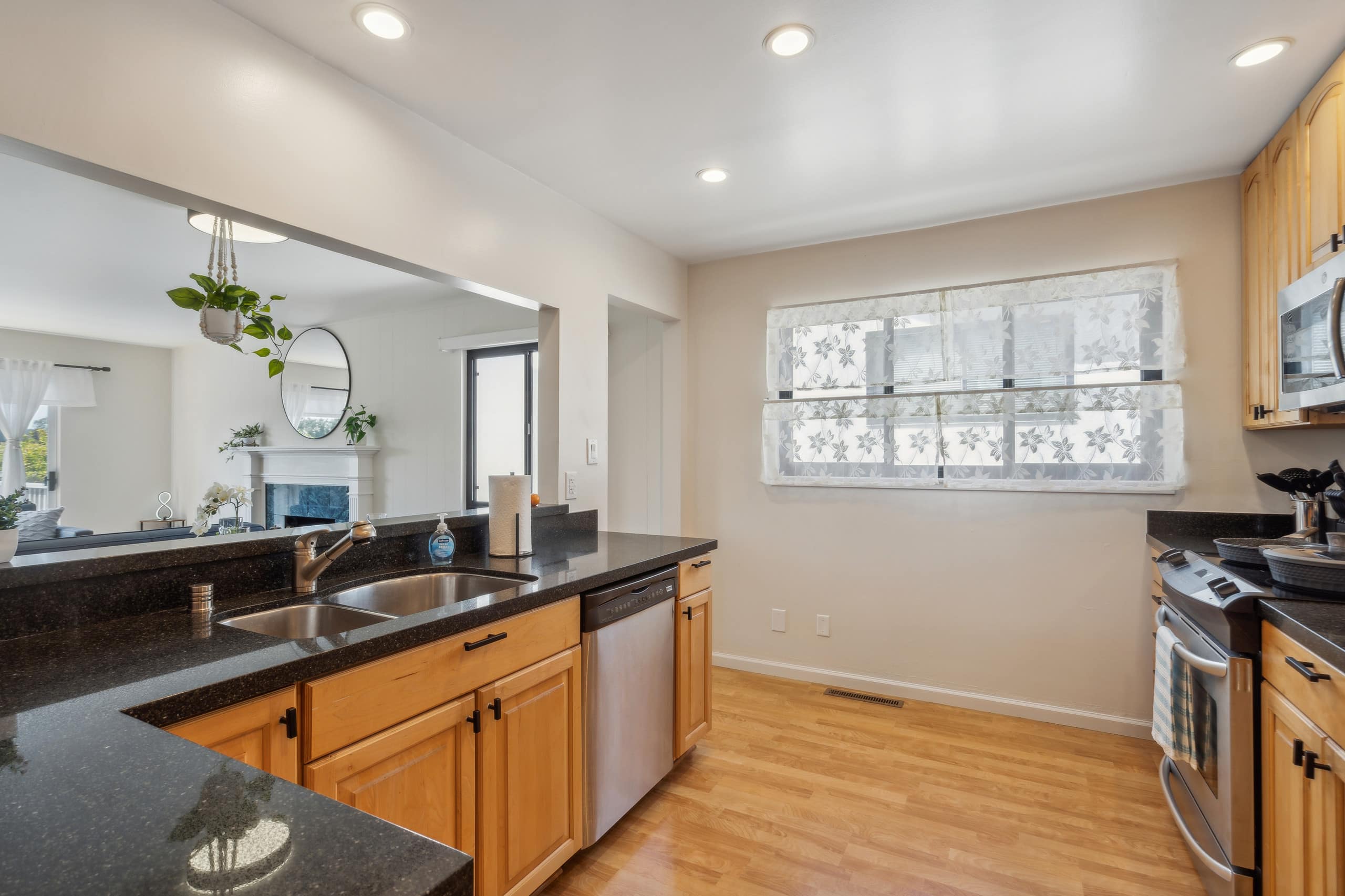 Home in South San Francisco · ★5.0 · 4 bedrooms · 7 beds · 3 private baths - Image 34