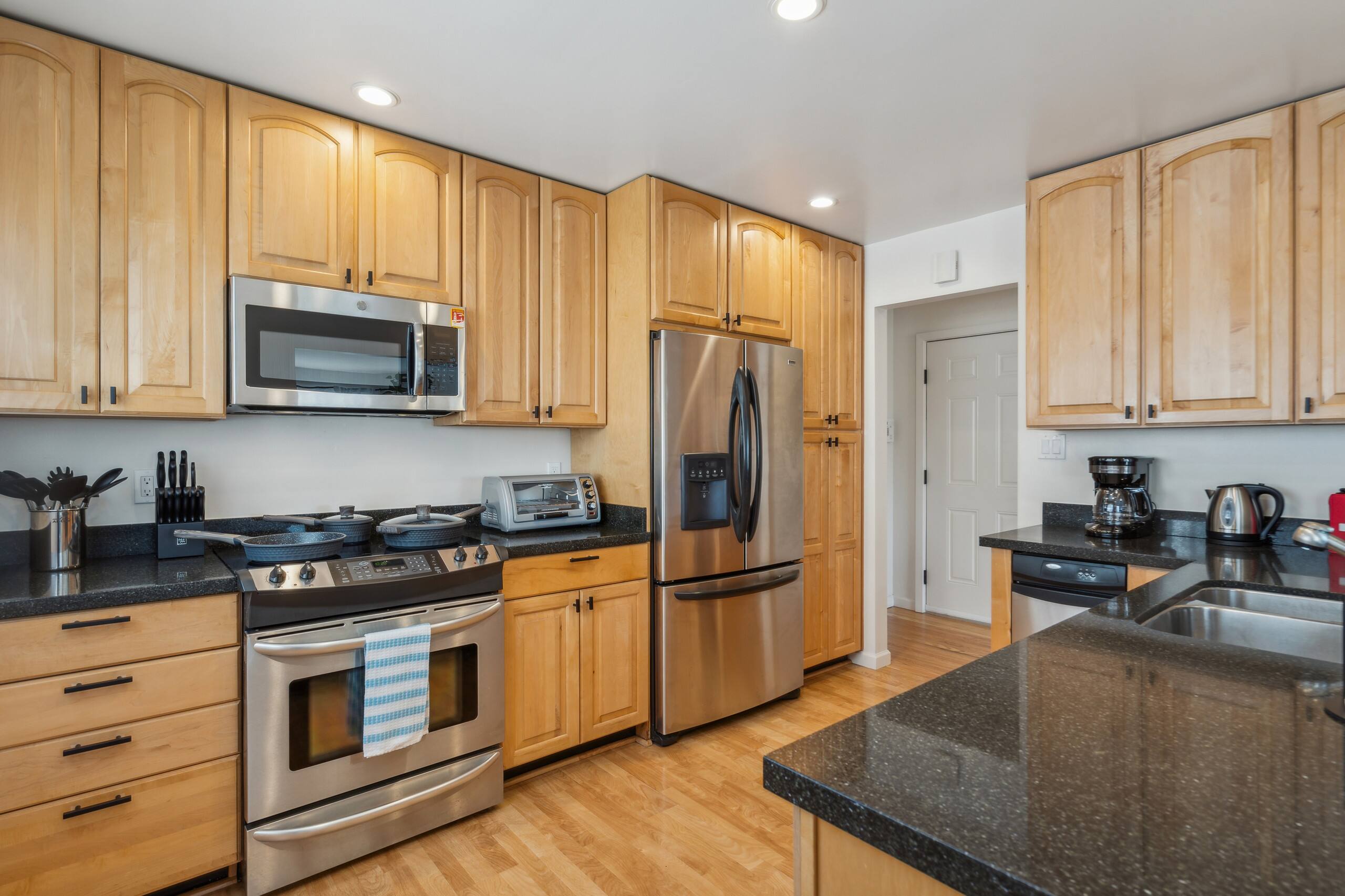 Home in South San Francisco · ★5.0 · 4 bedrooms · 7 beds · 3 private baths - Image 31