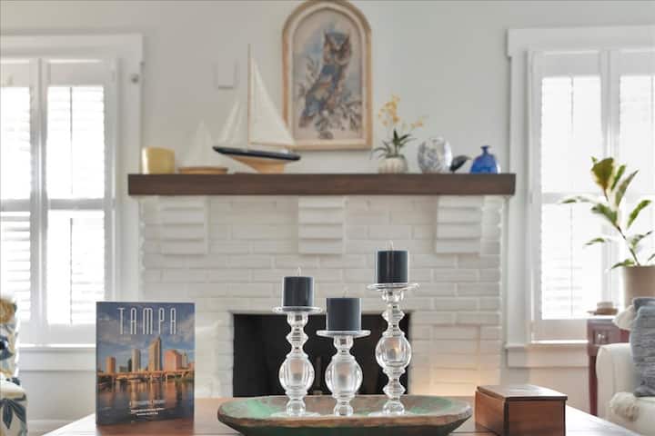 Centrally Located Cozy Bungalow Retreat! - Tampa, FL