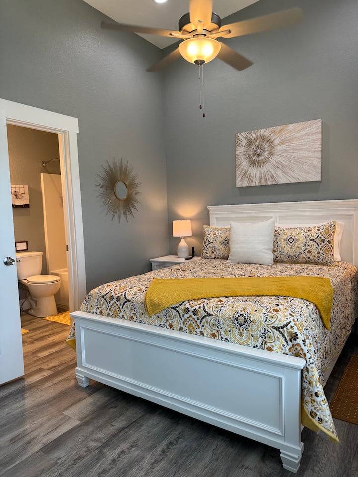 Queen #1 ზემოთ - ცალკე სააბაზანო მიმაგრებულია.